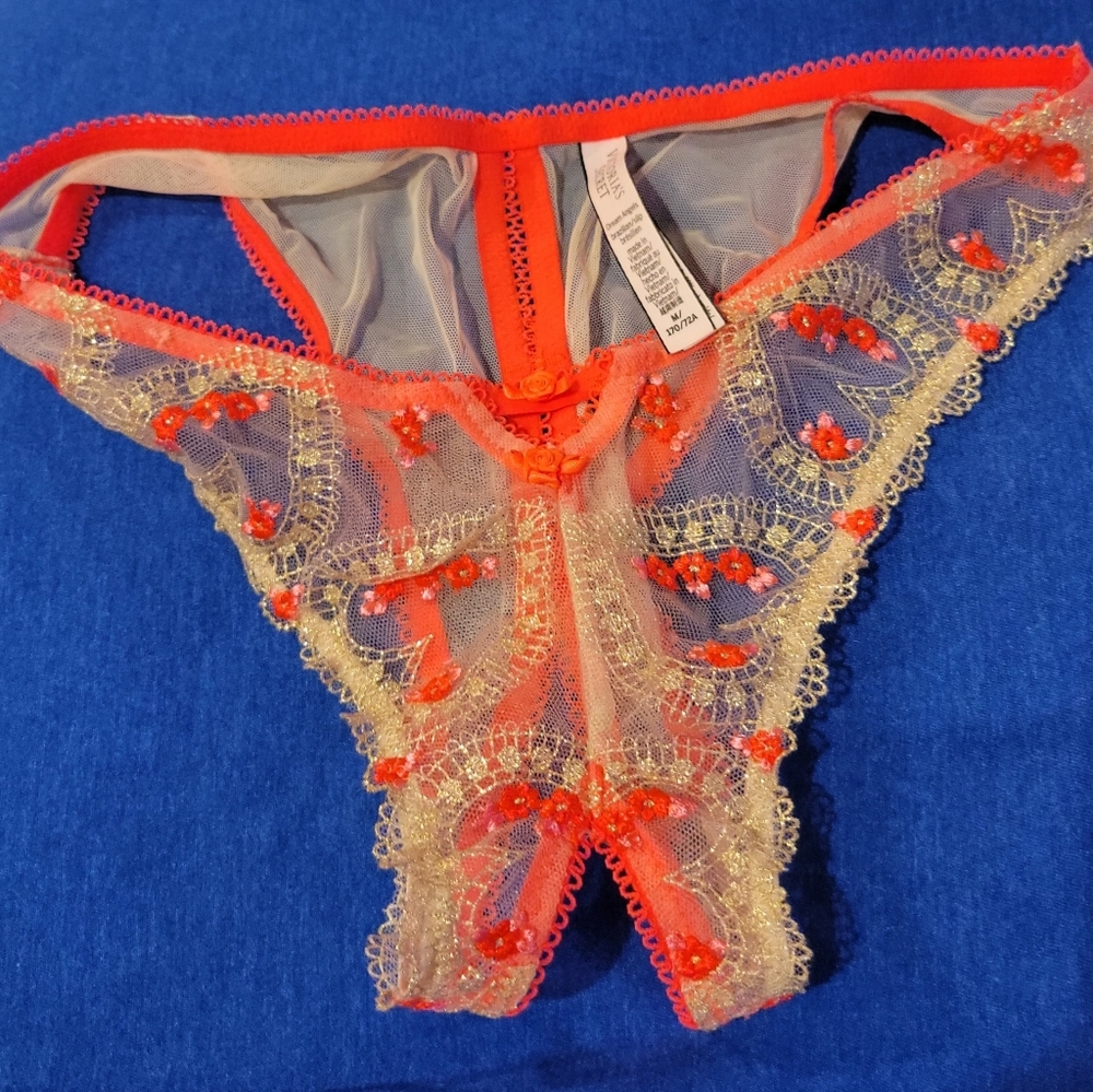Victoria Secret Elegant  Crotchless Lace Thong in Orange and Cream SZ MED